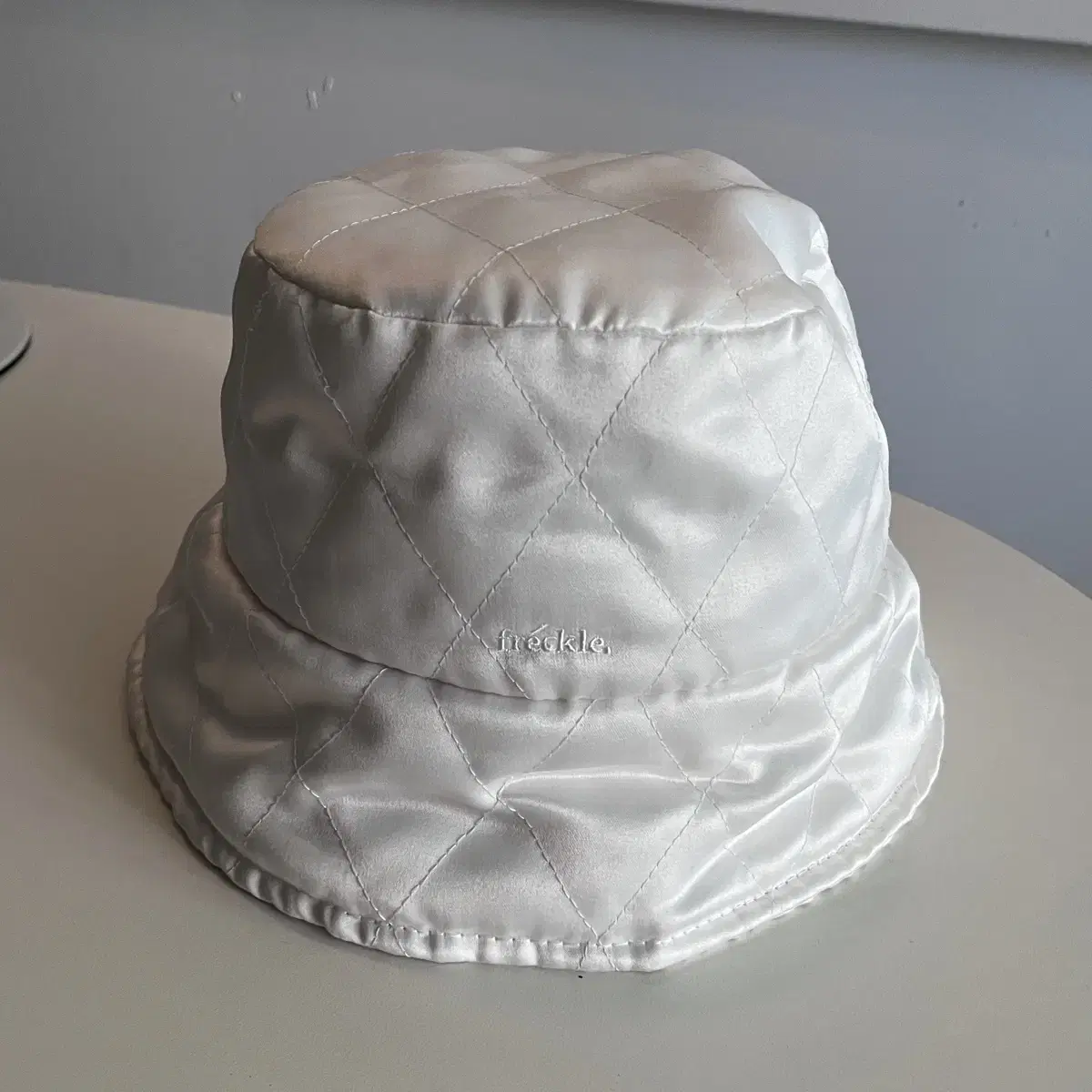 (freckle made) satin bucket hat