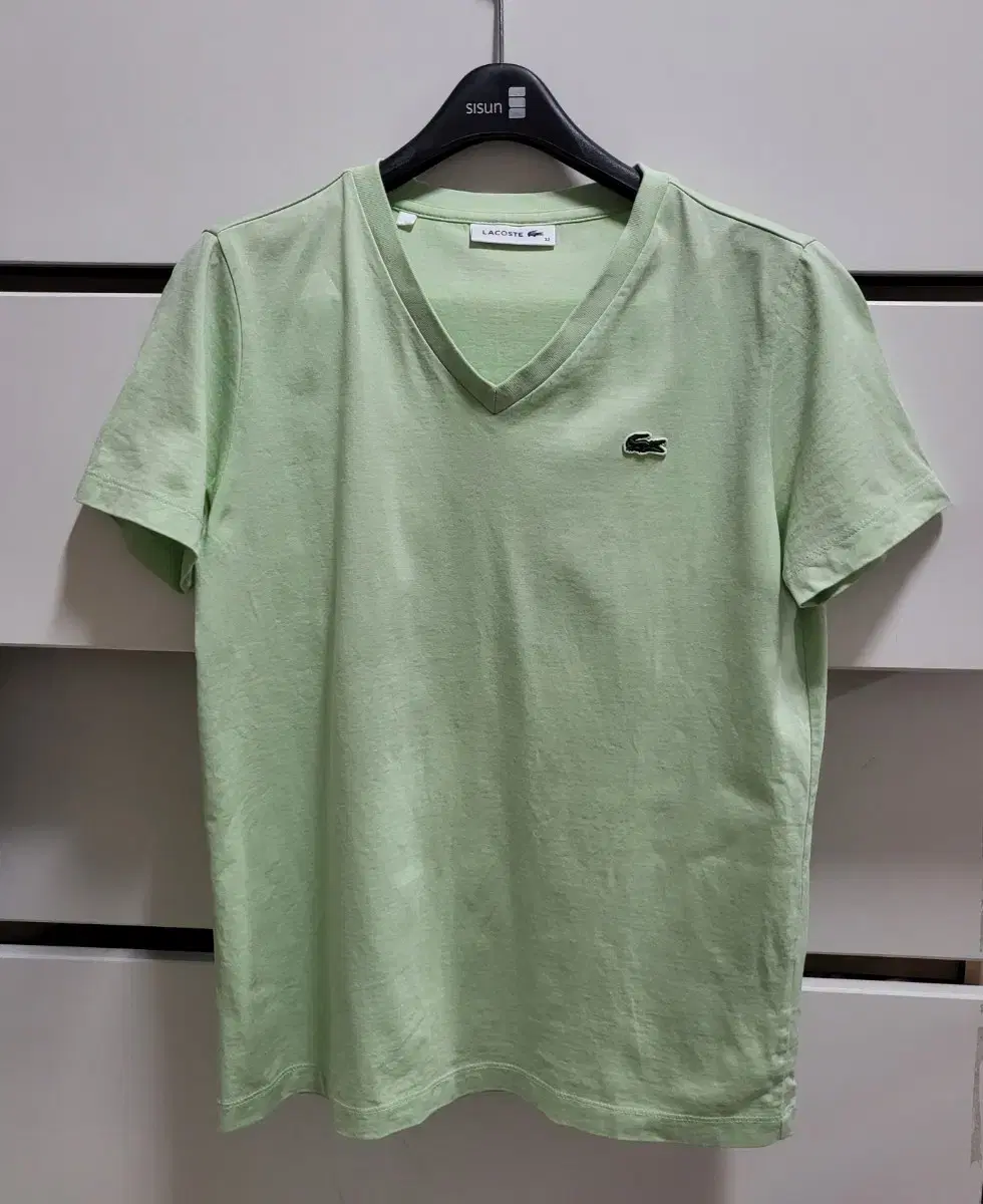 Lacoste V-neck short-sleeved T-shirt, size 32