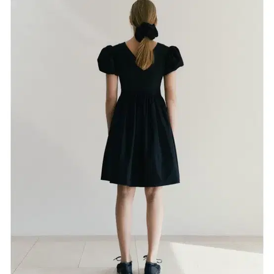 르에 LeA EYELET PUFF DRESS / BLACK(마지막가격)