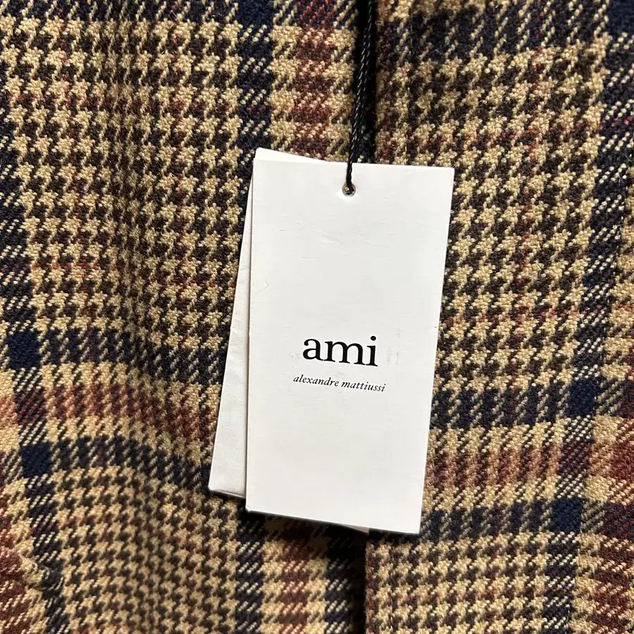 (새상품인데 반값보다 더)120만원대  ami 컬렉션 메인 체크브라운 싱