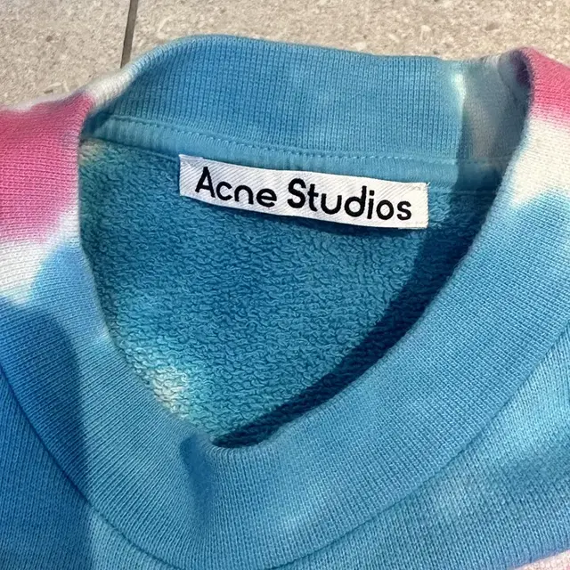 Acne Studios 아크네스튜디오 나염 하트 맨투맨