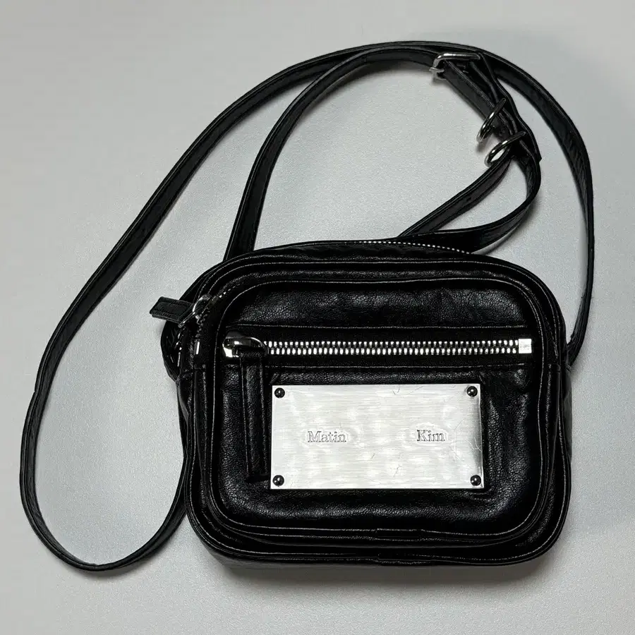 마땡킴 SQUARE LEATHER CROSS BAG IN BLACK