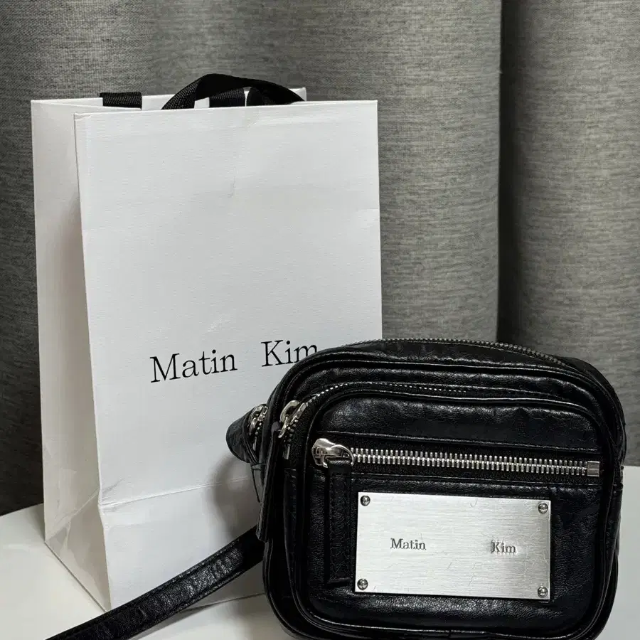 마땡킴 SQUARE LEATHER CROSS BAG IN BLACK