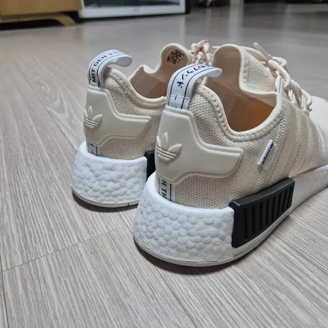 아디다스 NMD R1 270