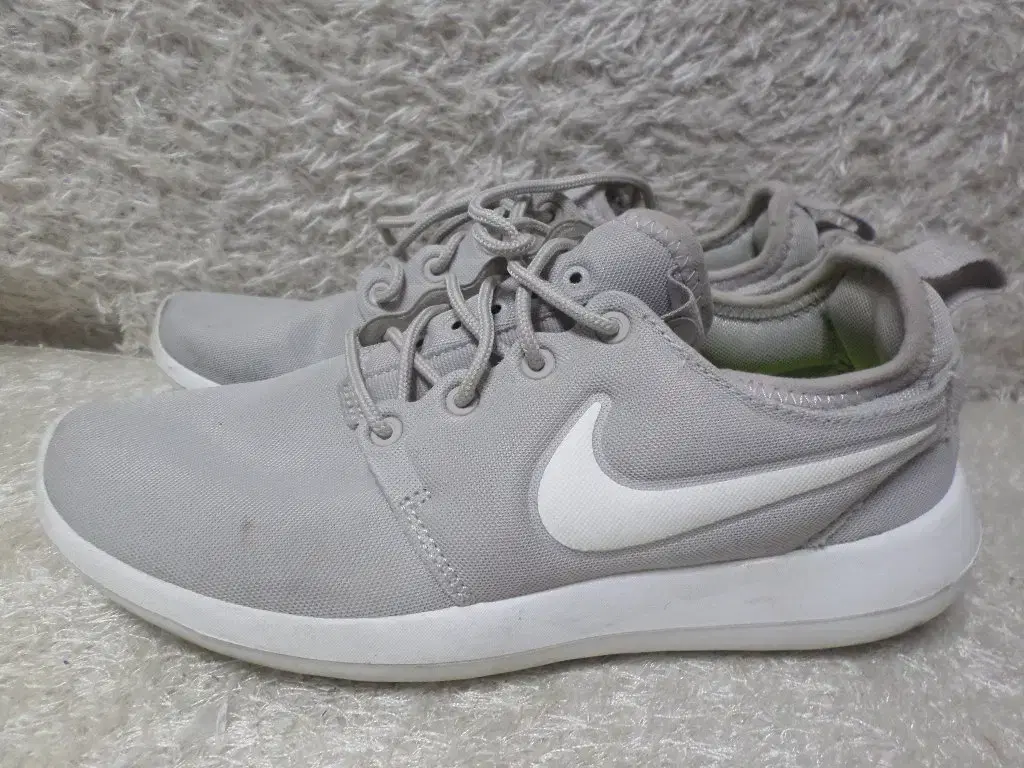 FLUFFY GUEZE 230 Nike Roshe Run sneakers gray used shoes