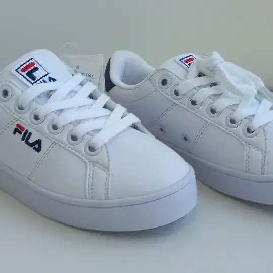 ( 새제품) FILA 코트 디럭스 화이트 스니커즈 운동화 220 사이즈