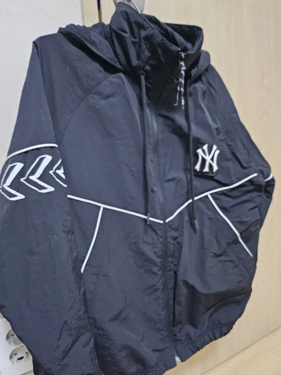 MLB Short Windbreaker Size M