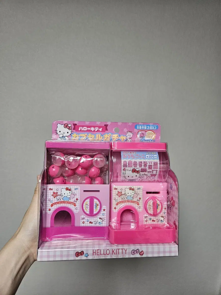 Sell new Hello Kitty capsule gacha machine.