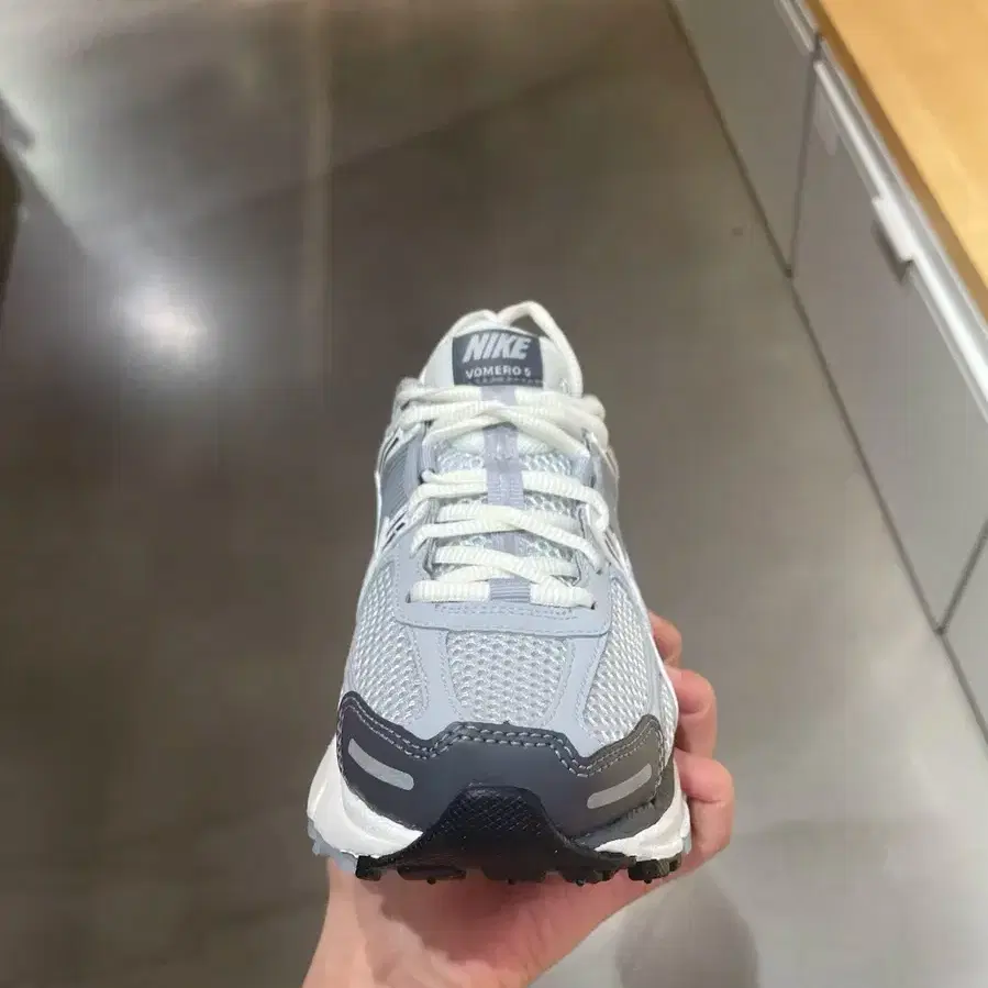 나이키줌보메로 Nike Zoom Vomero 5  230mm