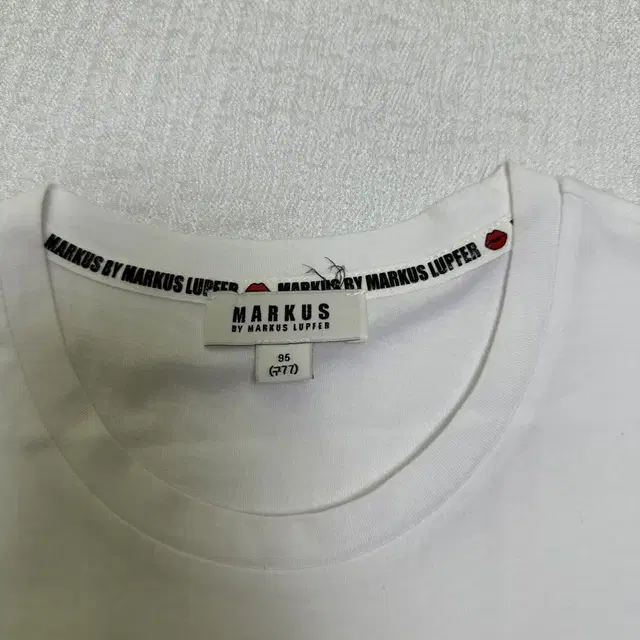 Markus  여서티셔츠 Size:44/55  White color