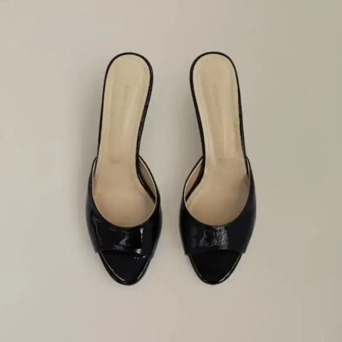 낫띵리튼 샌들 힐 glossy slide heels