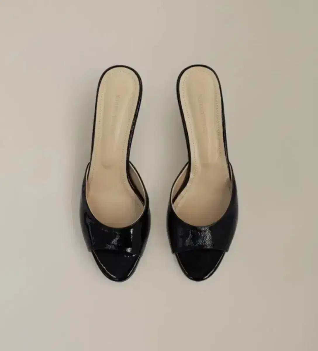 낫띵리튼 샌들 힐 glossy slide heels