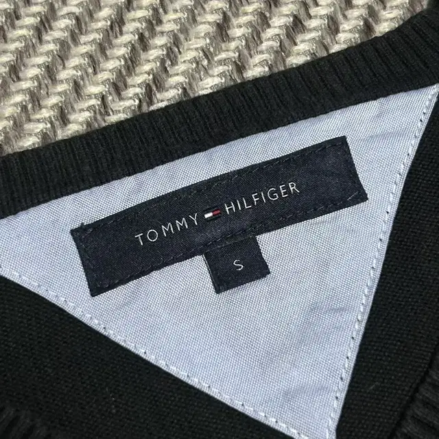 [ S ] Tommy 타미힐피거 블랙 코튼 브이넥 니트