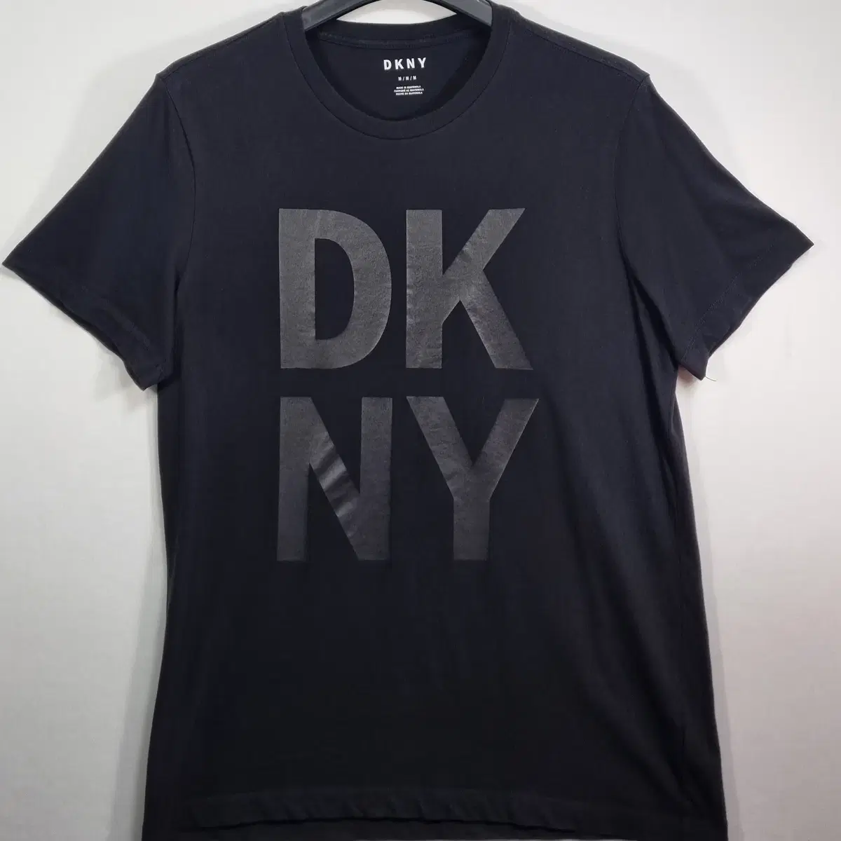 M (95) DKNY 블랙 반팔티