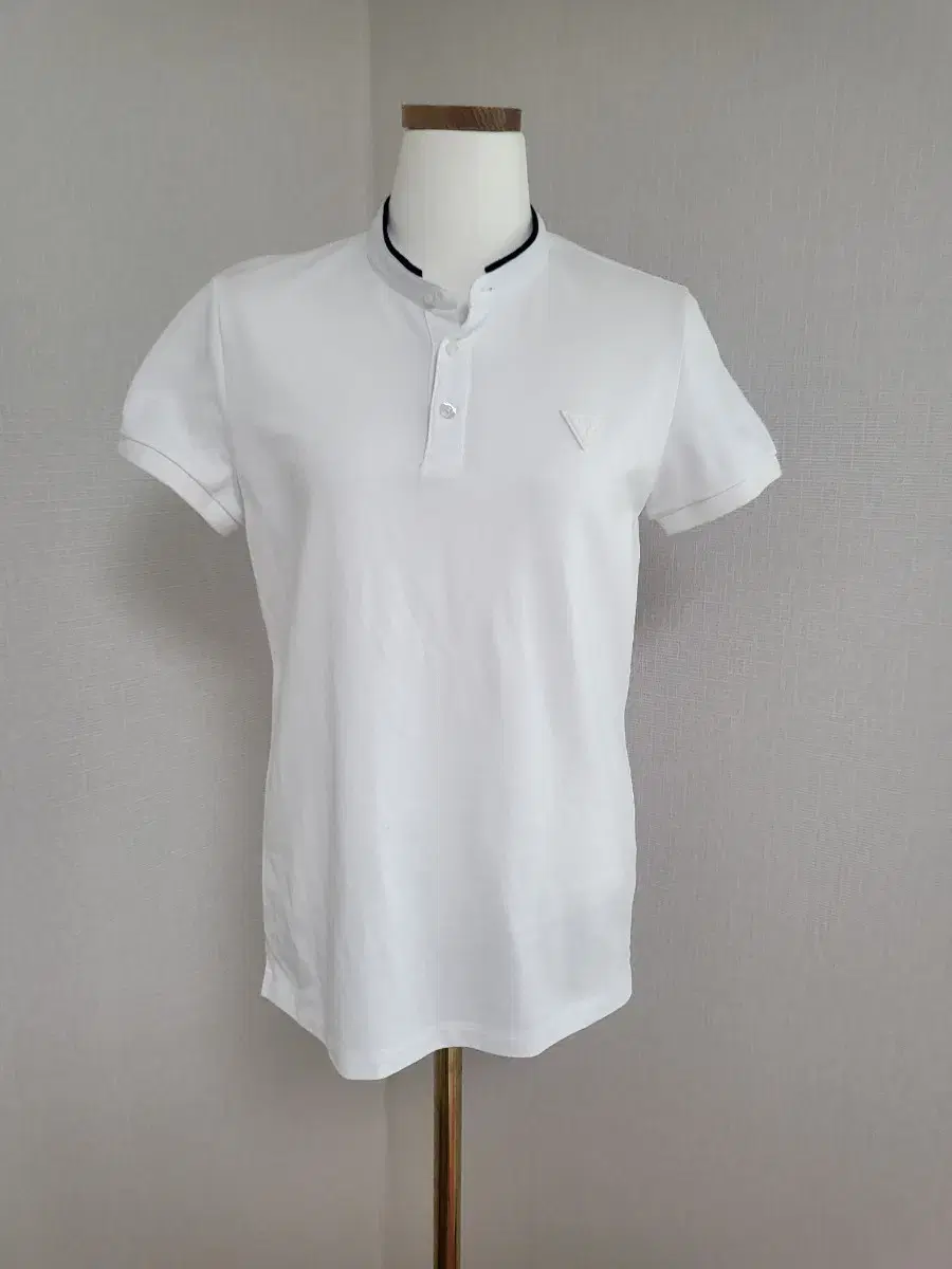 (New in the box) Gess Slim Fit Vahn Tee S