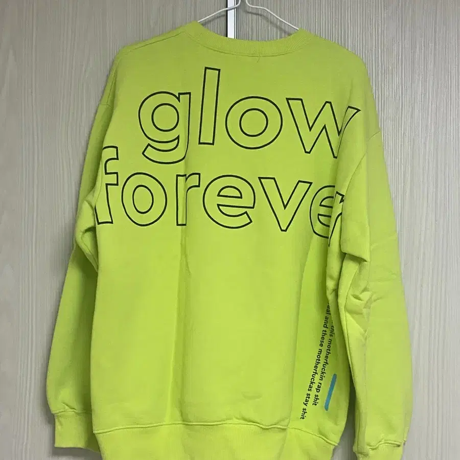 더콰이엇 Glow Forever 맨투맨