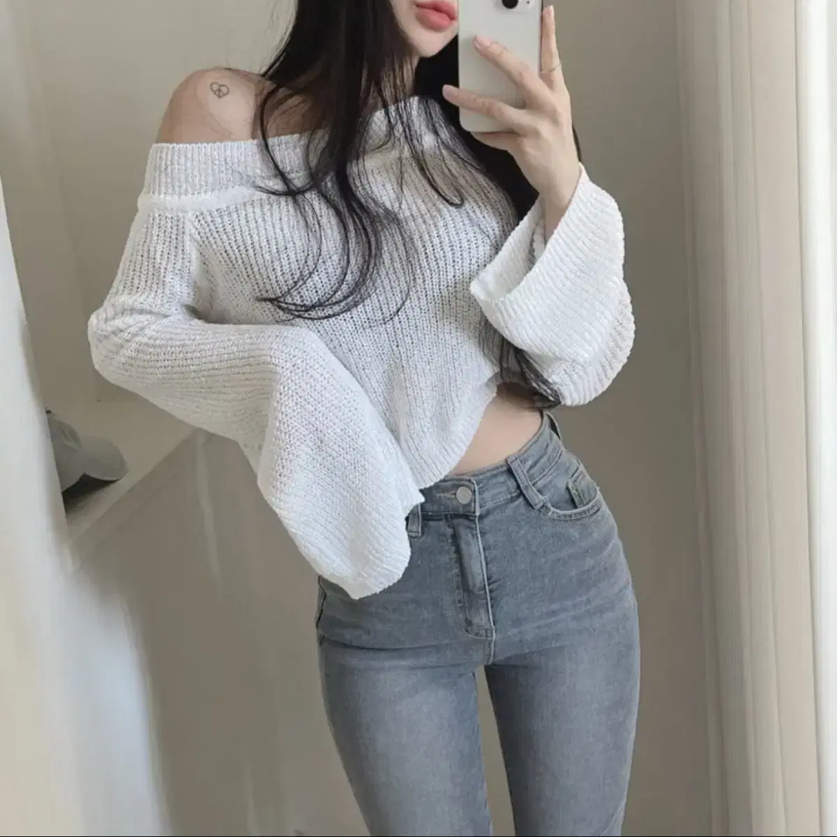 Off-the-shoulder knit netted knit