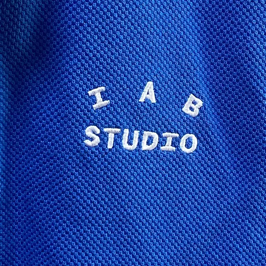 아이앱스튜디오 IAB STUDIO CROPPED PIQUE-SHIRT