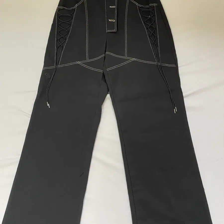 세릭 DIAGONAL BUTTON STRING PANTS