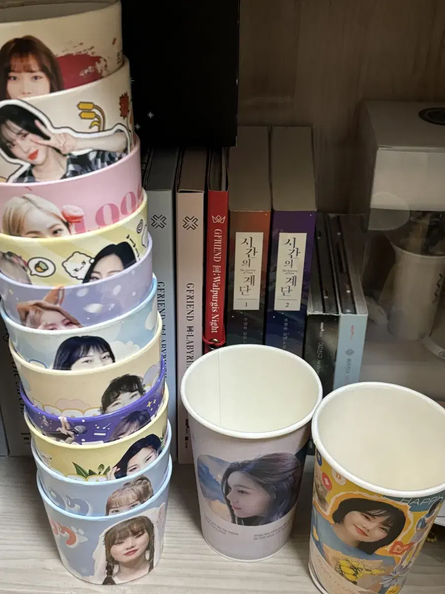 Gfriend viviz Share a cup holder