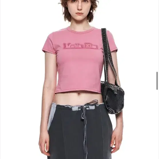 마뗑킴 MATIN SHADE LOGO CROP TOP IN PINK