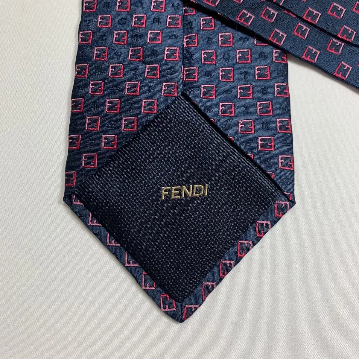 펜디(FENDI) FF모노그램 명품넥타이 A+ 최상급 9.3cm