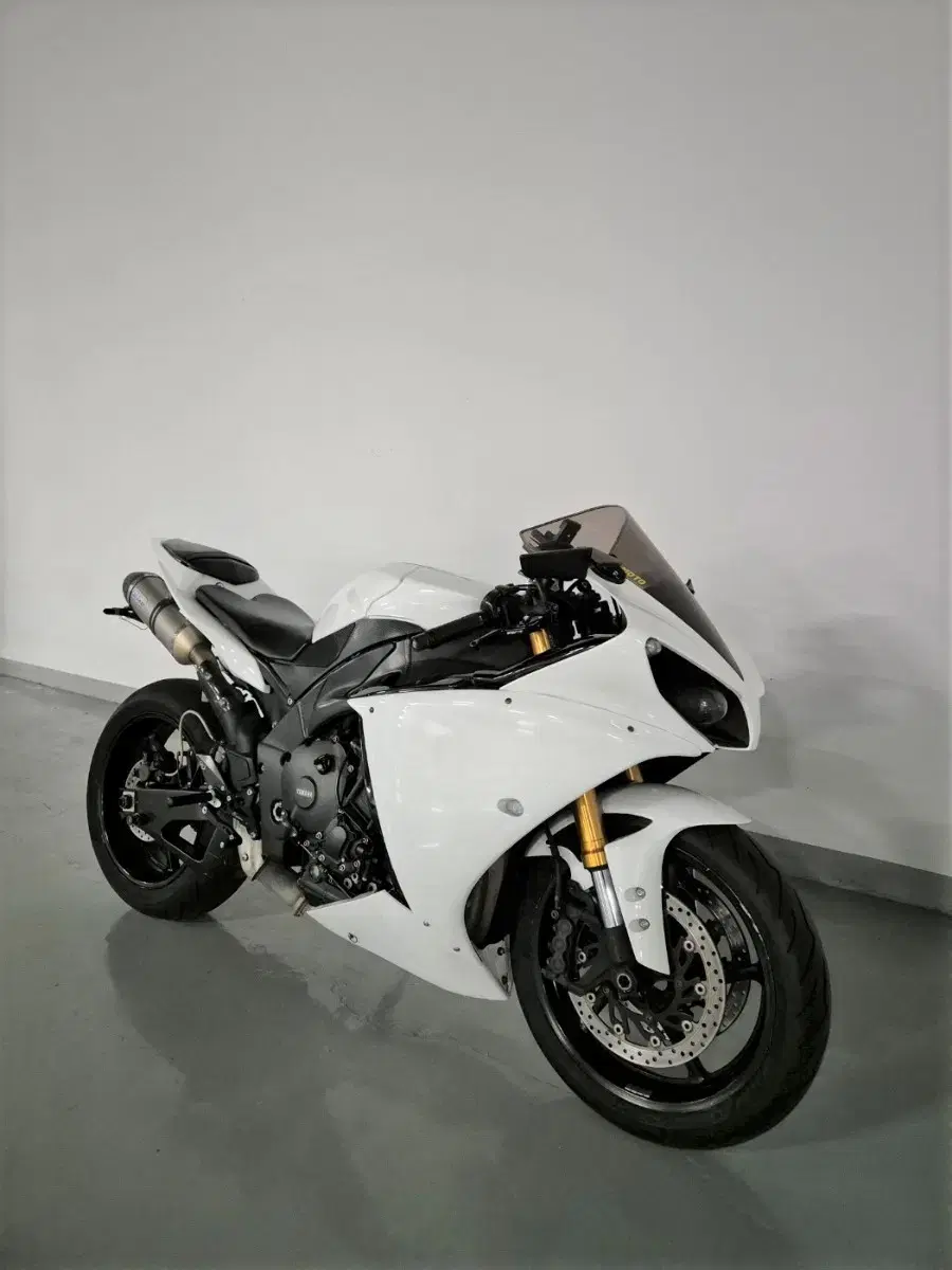 2012 YZF-R1 빅뱅알원 화이트 판매합니다.