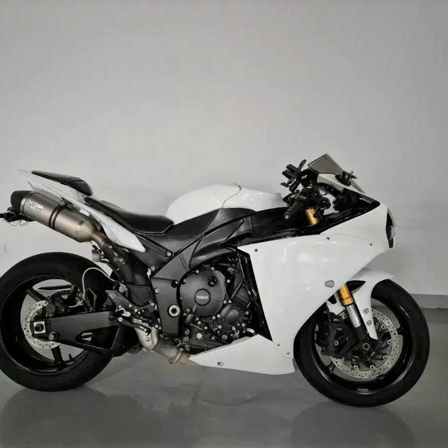 2012 YZF-R1 빅뱅알원 화이트 판매합니다.