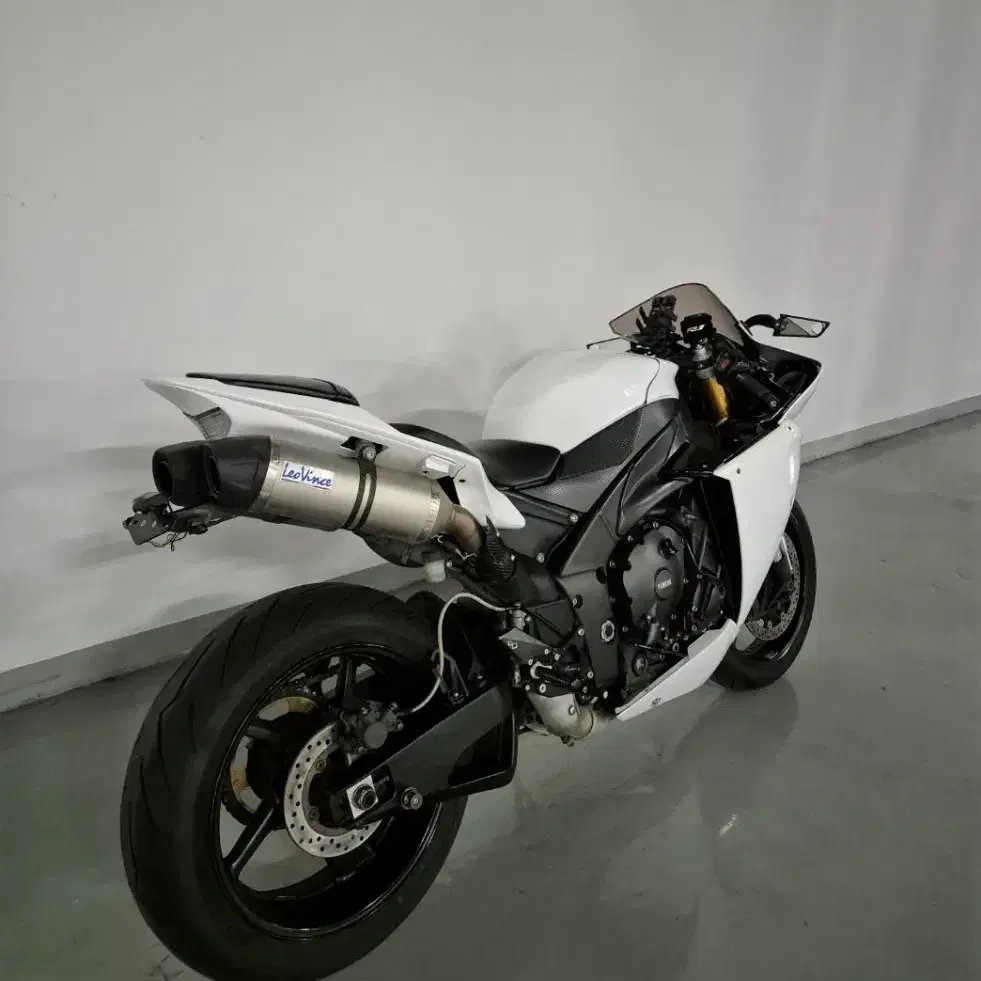 2012 YZF-R1 빅뱅알원 화이트 판매합니다.