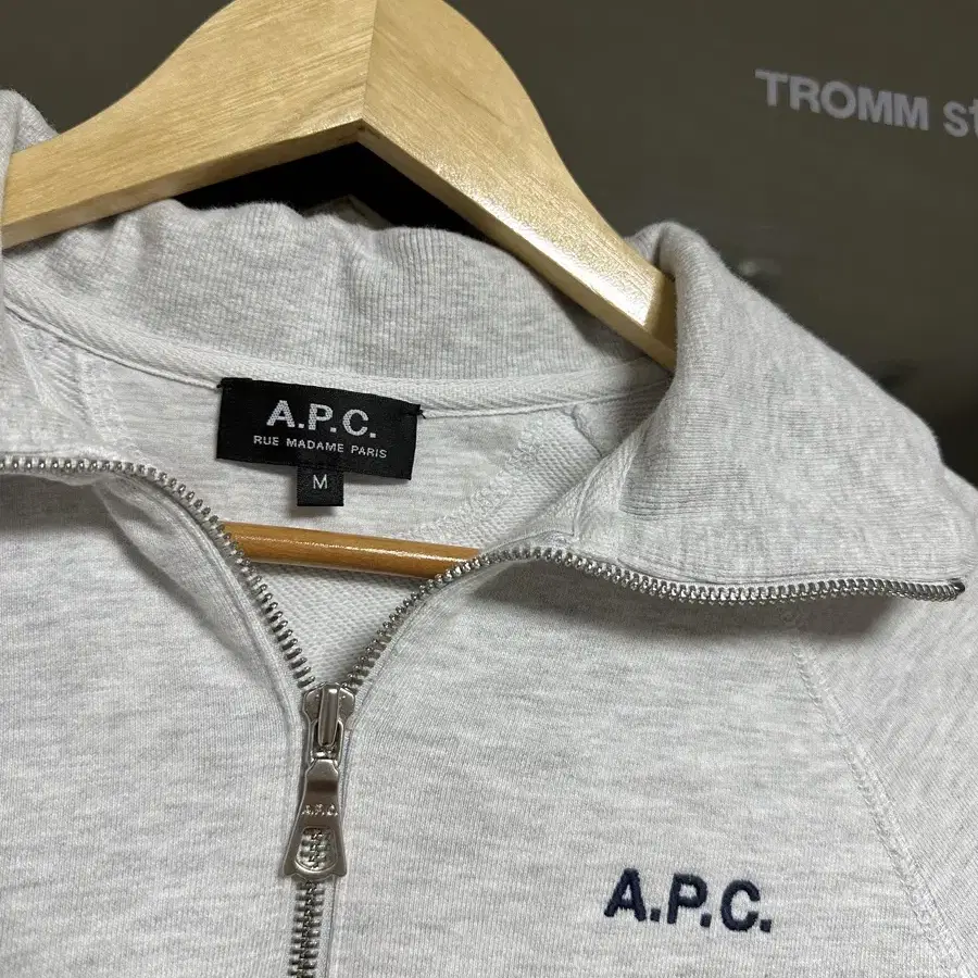 A.P.C 아페쎄 반집업 맨투맨