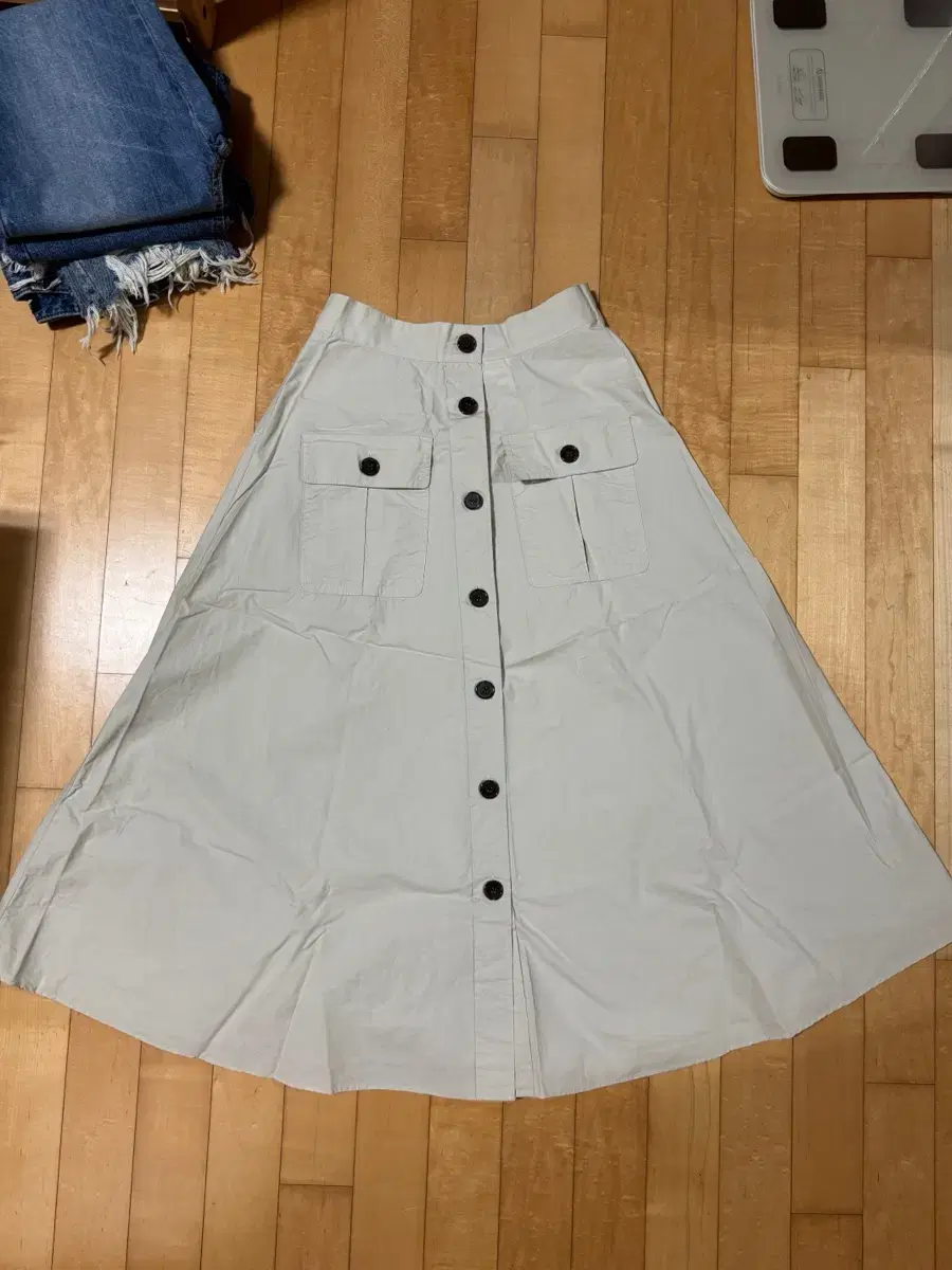 A-line button-flared skirt M