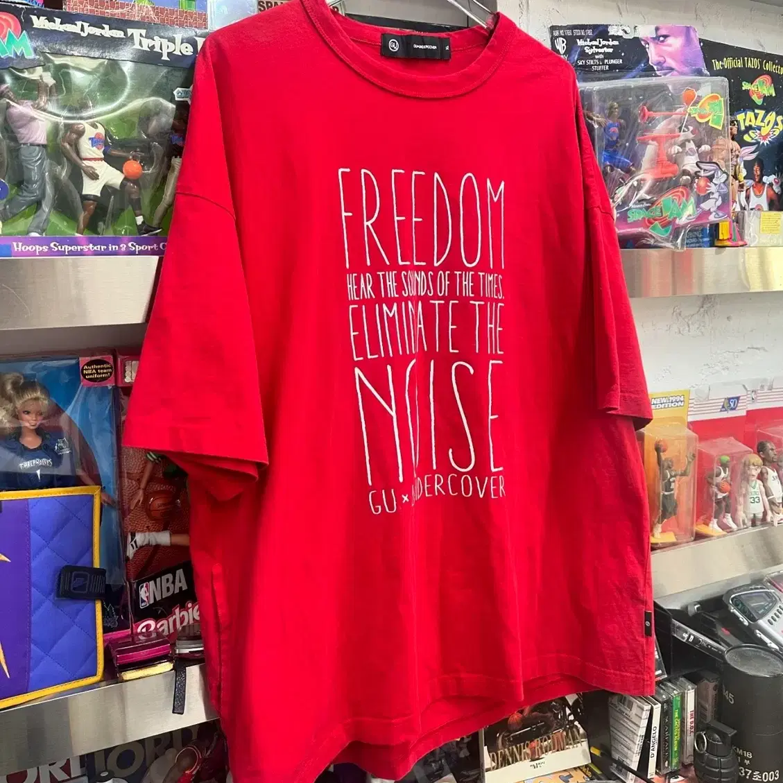 GU X UNDERCOVER FREEDOM NOISE TEE