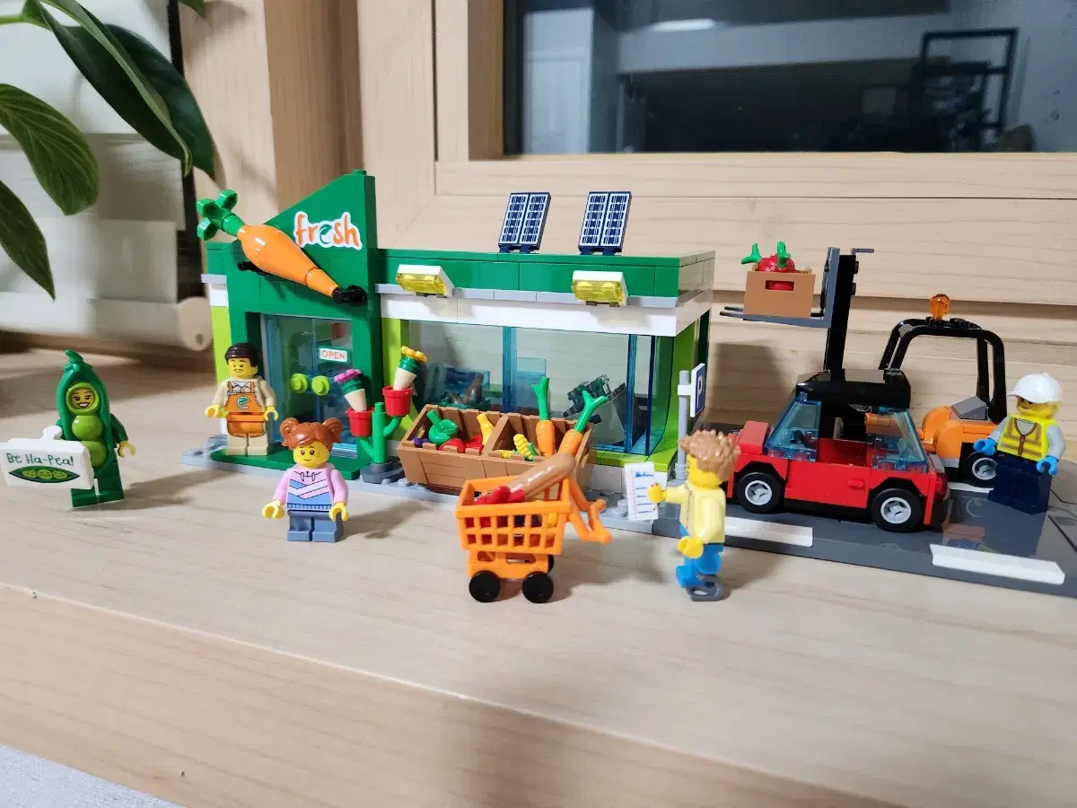 LEGO City 60347 Supermarket Building