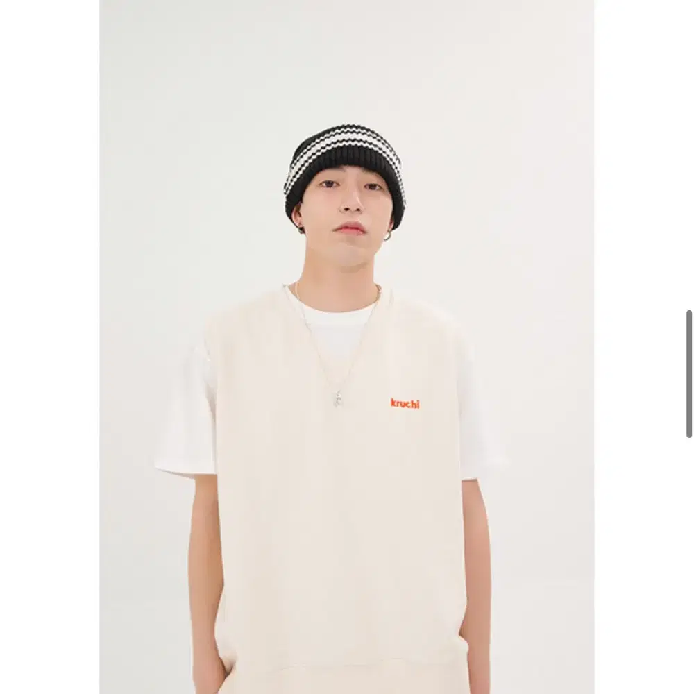 크루치 조끼 베스트 KRUCHI LOGO V NECK SWEAT VEST