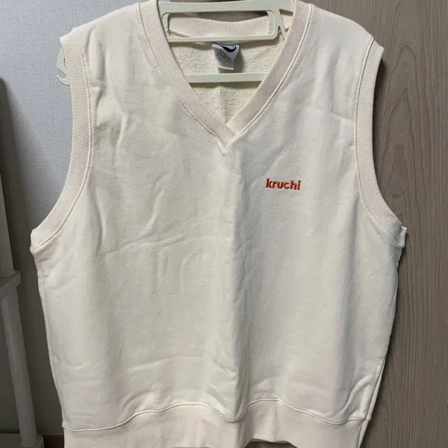 크루치 조끼 베스트 KRUCHI LOGO V NECK SWEAT VEST