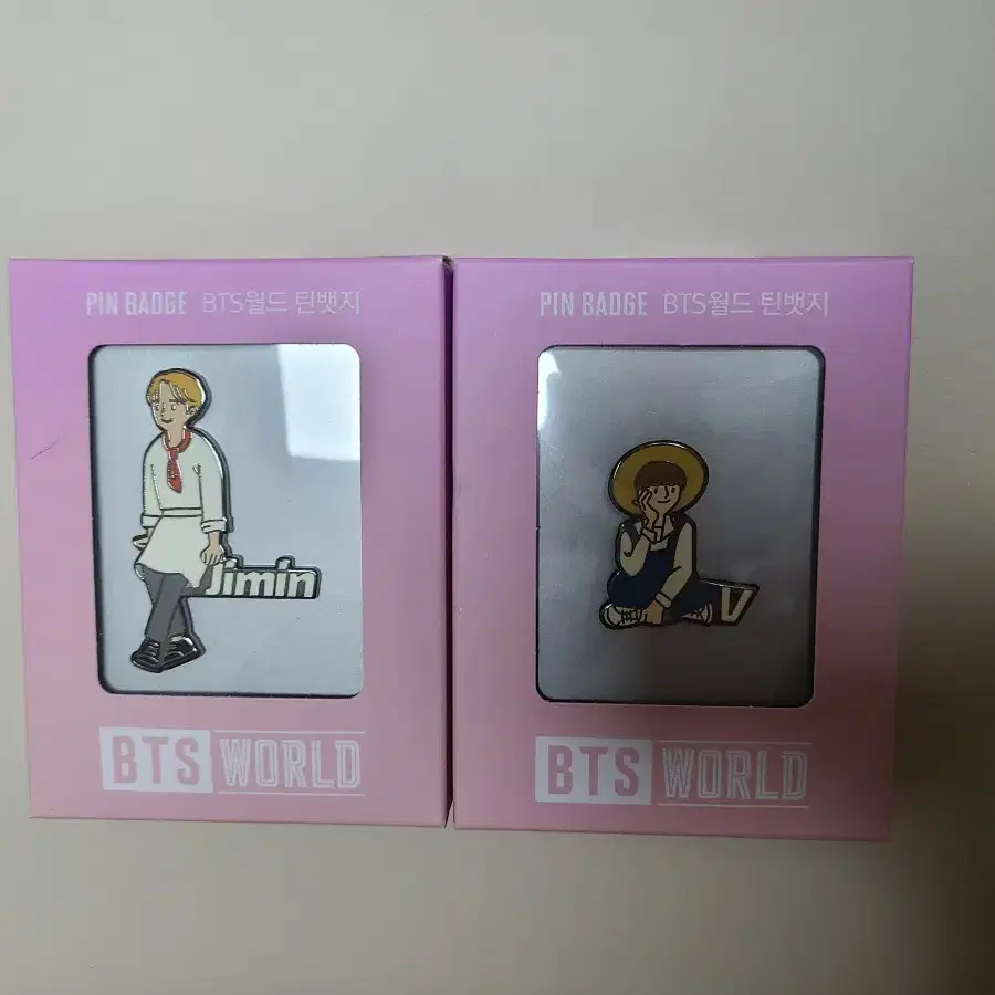 BTS WORLD 틴뱃지 판매합니다.