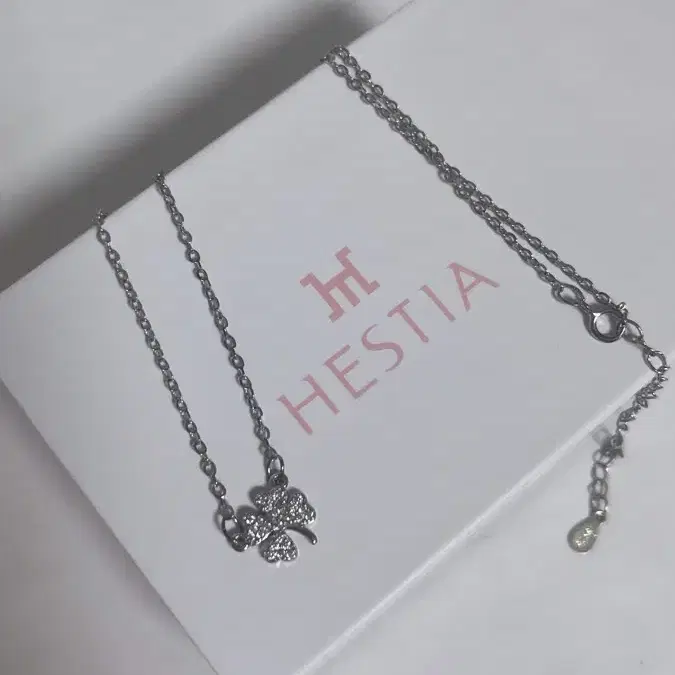 [새상품] HESTIA 헤스티아 네잎클로버 목걸이