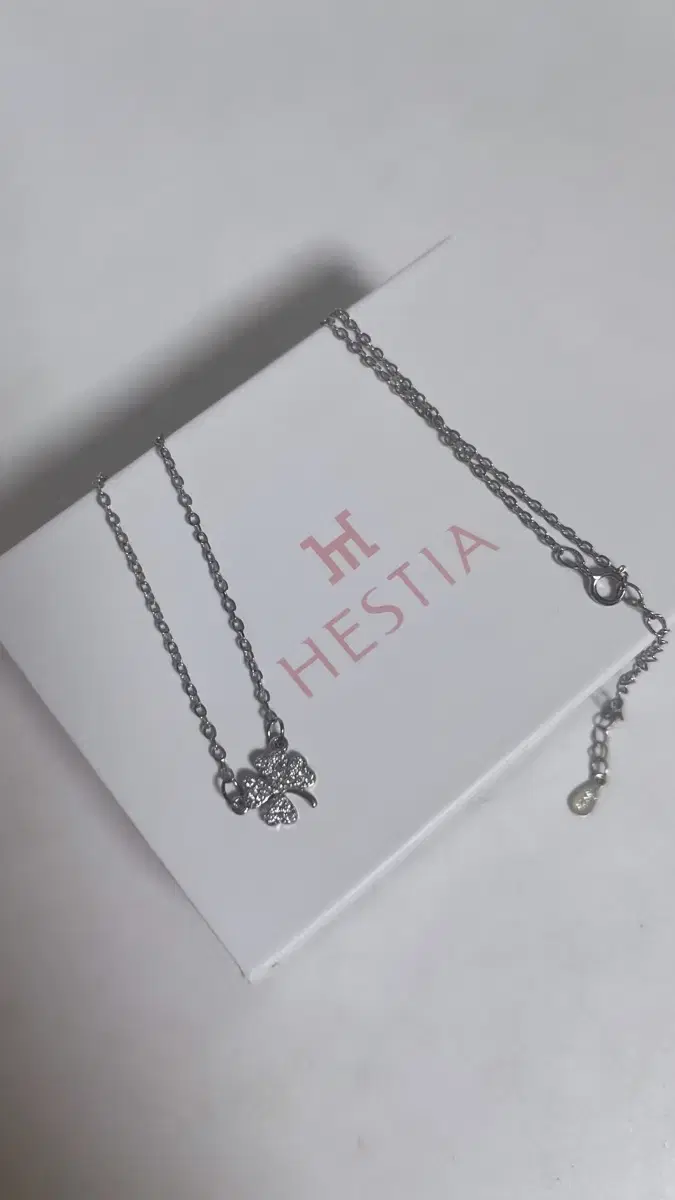 [새상품] HESTIA 헤스티아 네잎클로버 목걸이