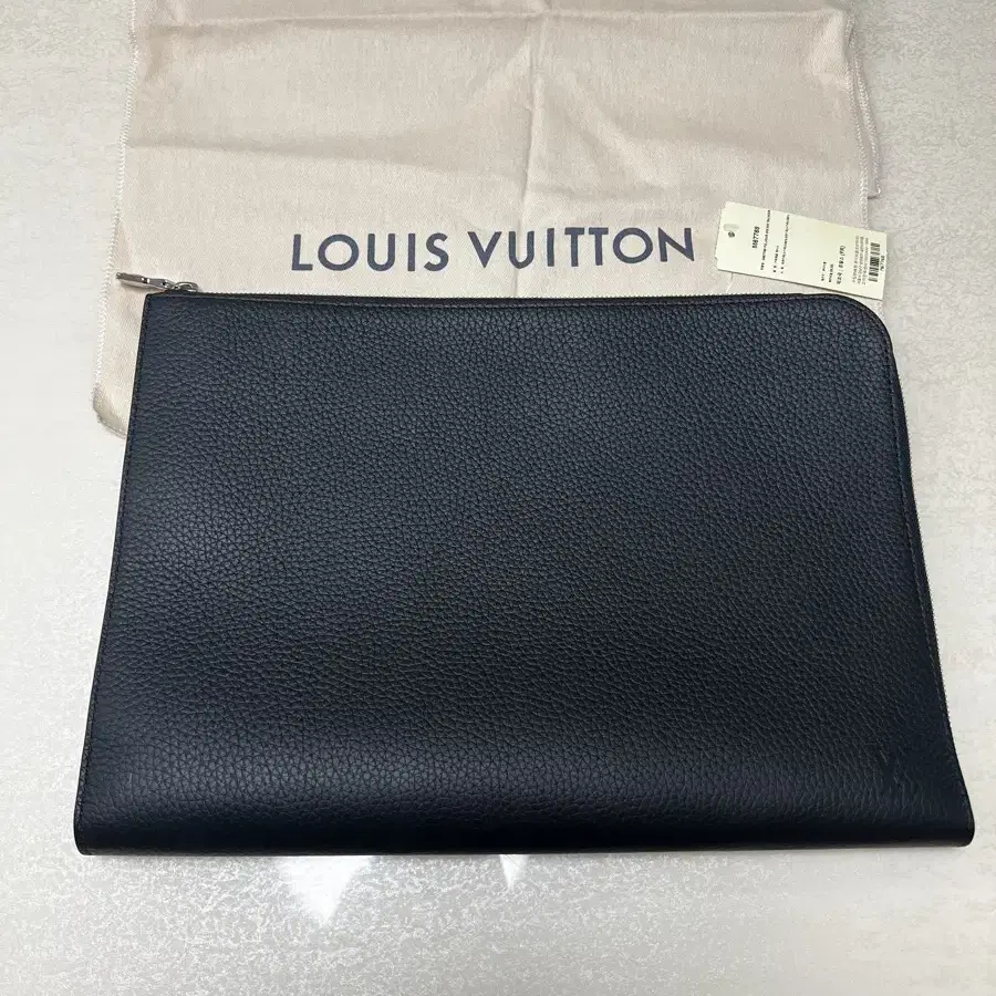 (새상품급) Louis Vuitton 블랙 토뤼옹 포쉐트 주르GM 클러치