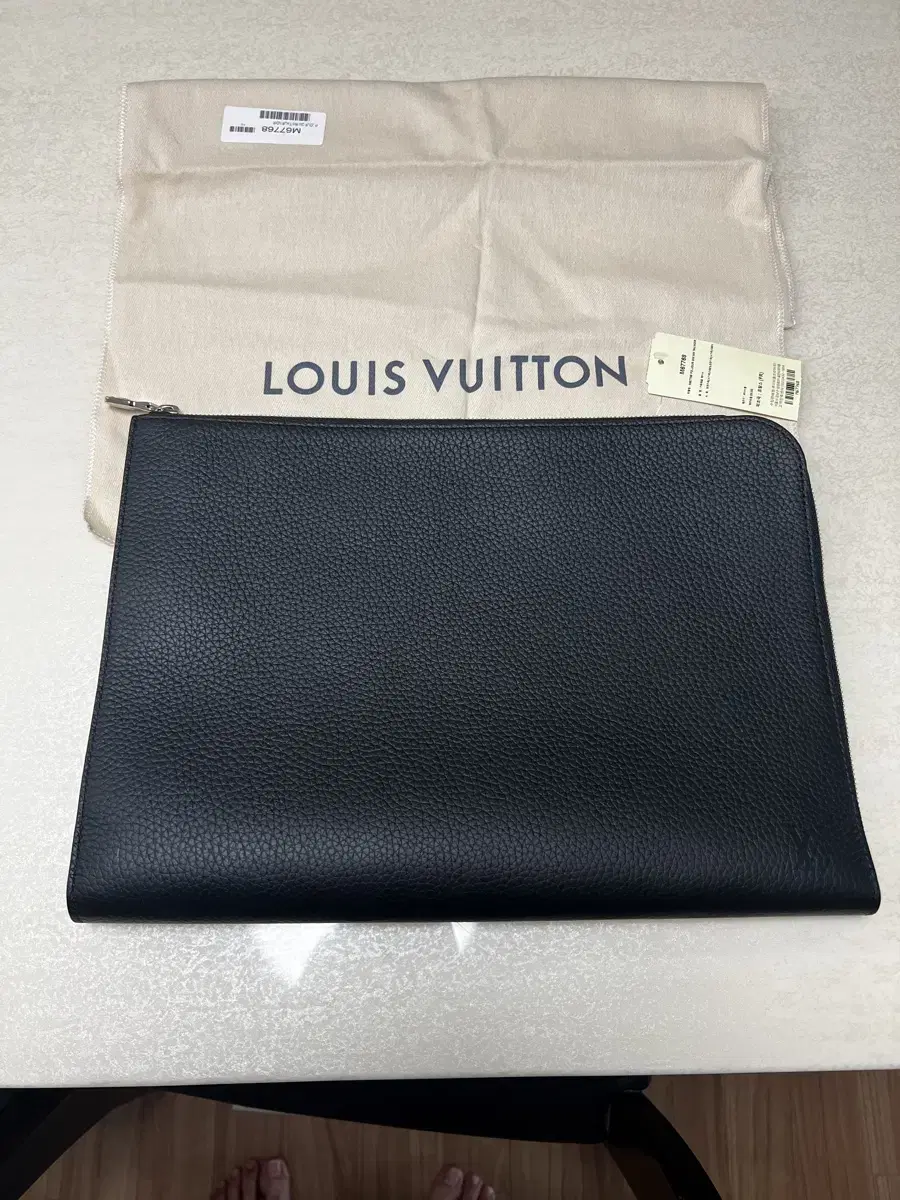 (새상품급) Louis Vuitton 블랙 토뤼옹 포쉐트 주르GM 클러치