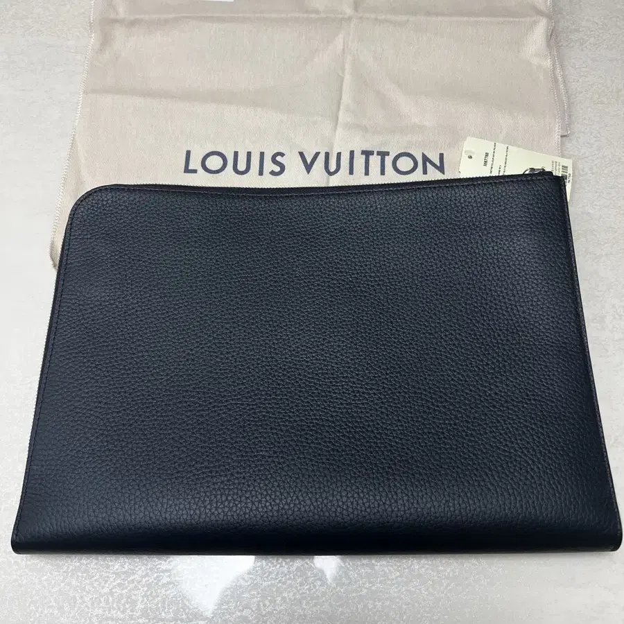 (새상품급) Louis Vuitton 블랙 토뤼옹 포쉐트 주르GM 클러치