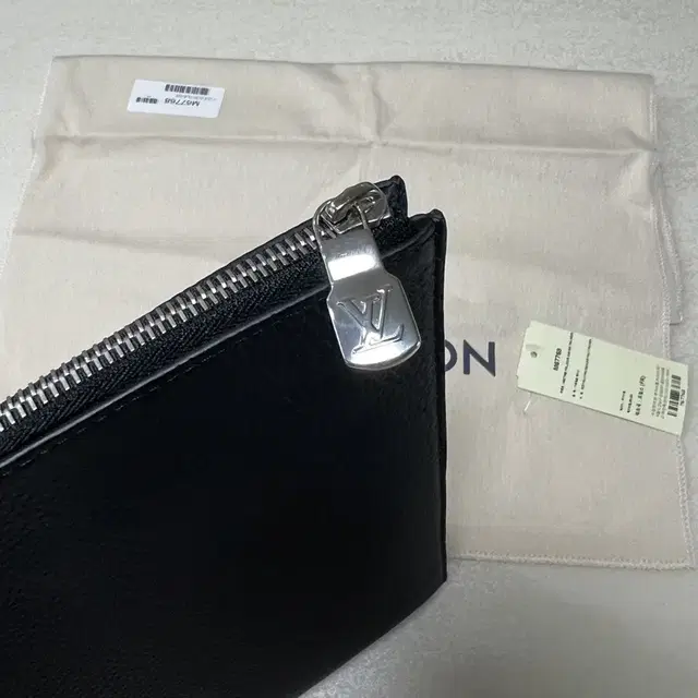 (새상품급) Louis Vuitton 블랙 토뤼옹 포쉐트 주르GM 클러치