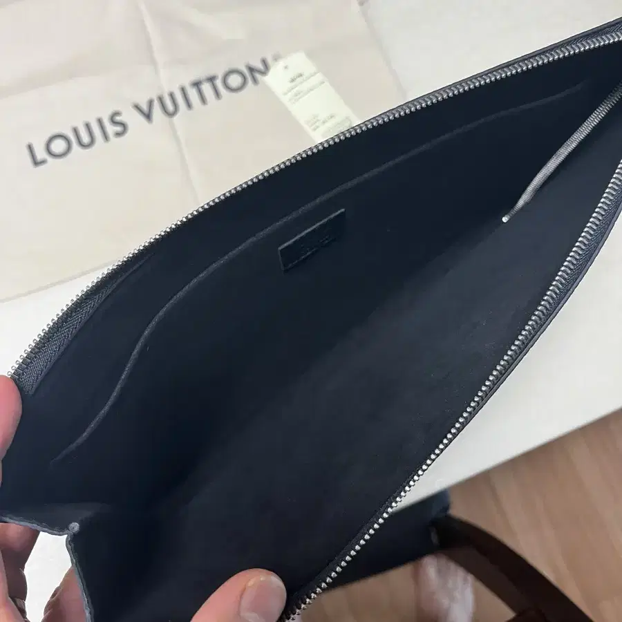 (새상품급) Louis Vuitton 블랙 토뤼옹 포쉐트 주르GM 클러치