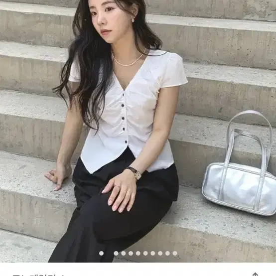 모노데일리 레넌 브이 셔링 블라우스 화이트