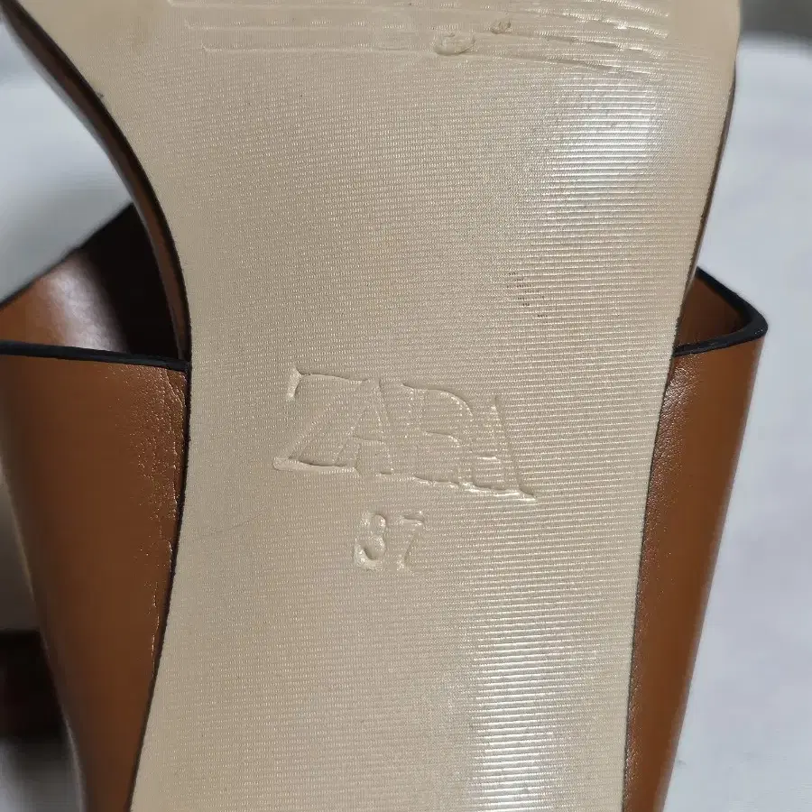 ZARA 자라 레더 통굽 뮬블로퍼 힐8cm. 37.240