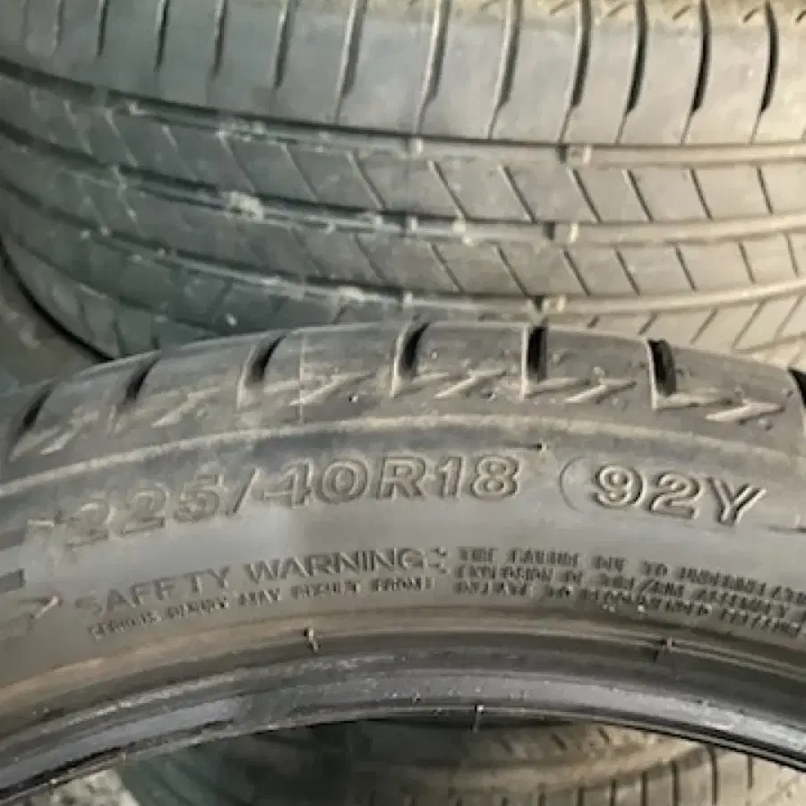 브릿지스톤 런플렛타이어 225/40R18 4본 판매합니다