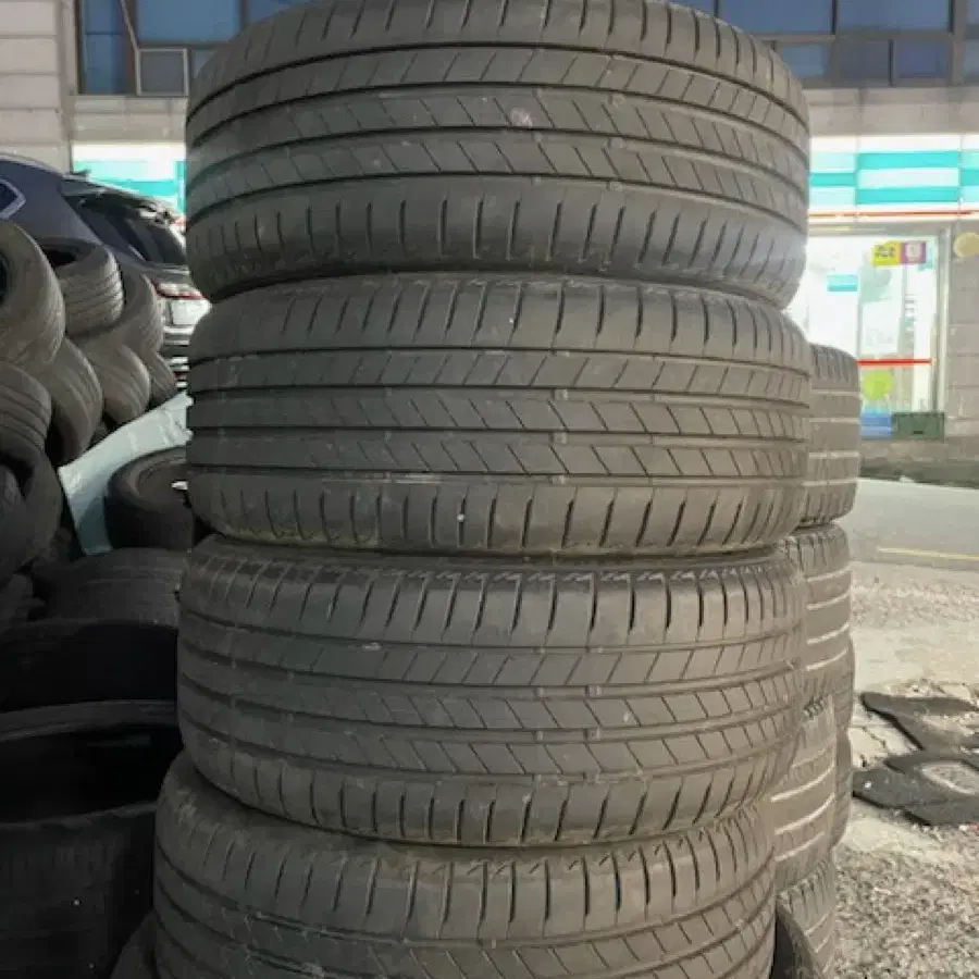 브릿지스톤 런플렛타이어 225/40R18 4본 판매합니다