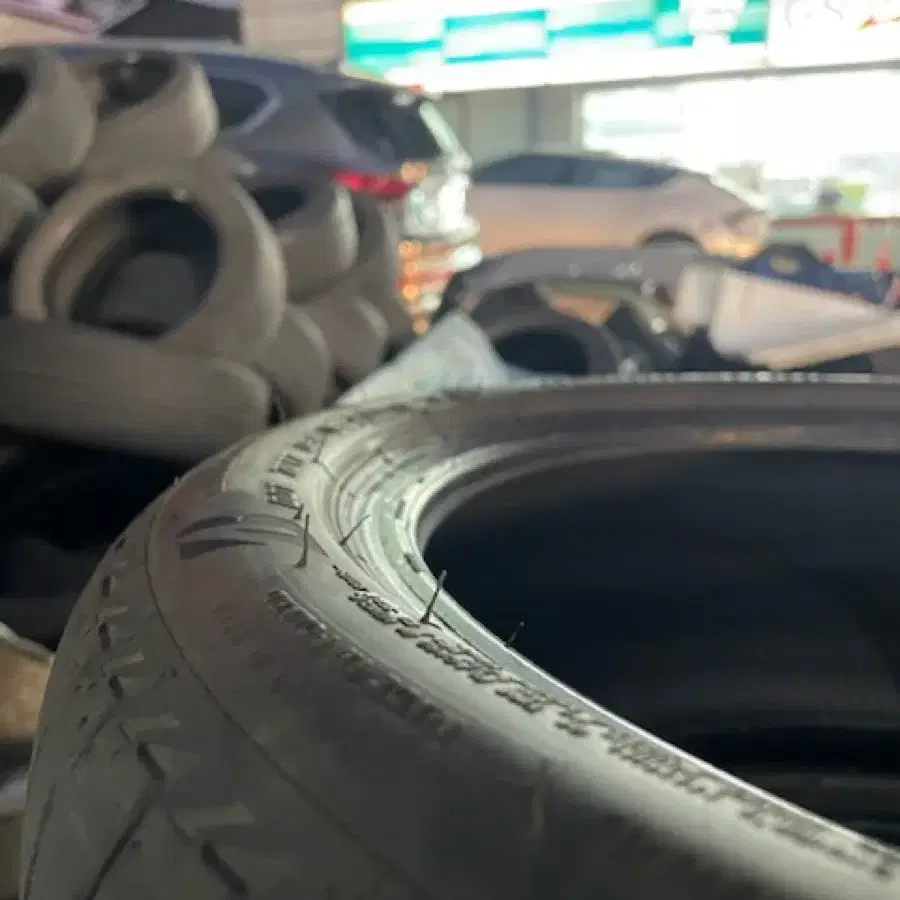 브릿지스톤 런플렛타이어 225/40R18 4본 판매합니다