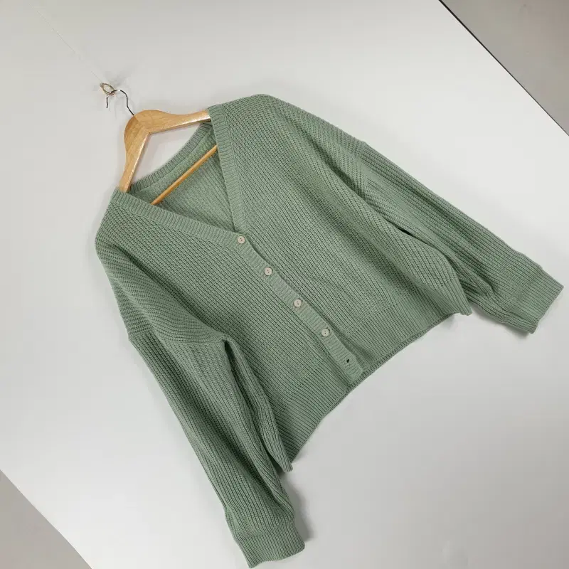 HZ5014 Loose-fitting V-neck cropped knit cardigan WFREE