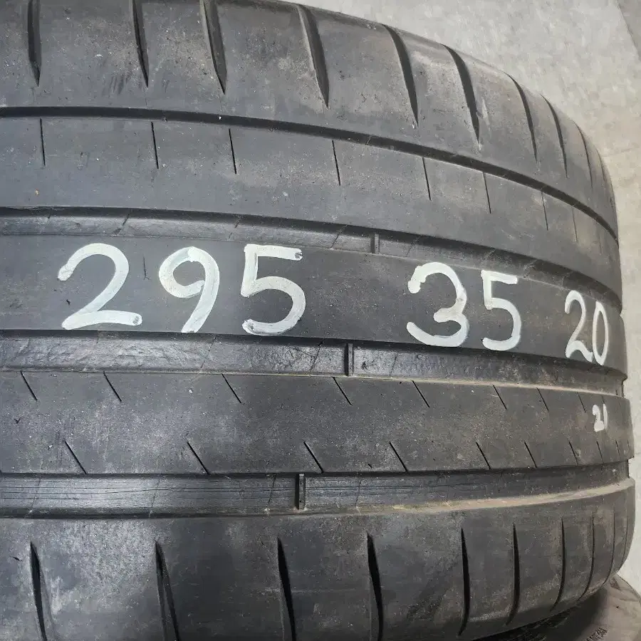 295/35R20 미쉐린 중고타이어 2개판매